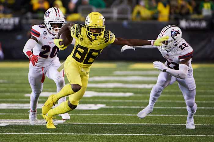Oregon Ducks wide receiver Isaah Crocker vs. Stony Brook in 2021.